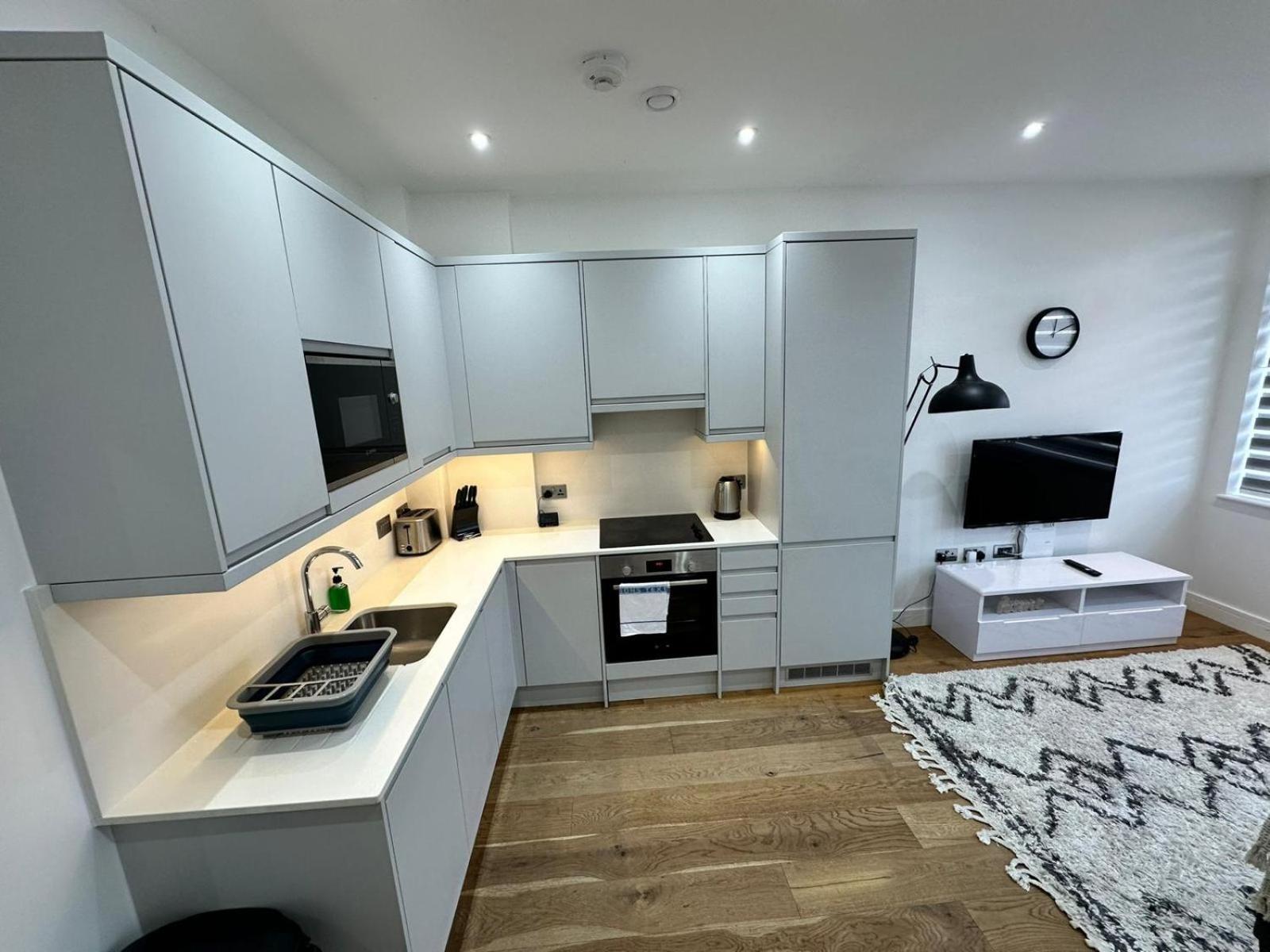 Deluxe Chic 1 2 Bed Apts Near Heathrow Legoland Windsor Slough Villa Exteriör bild