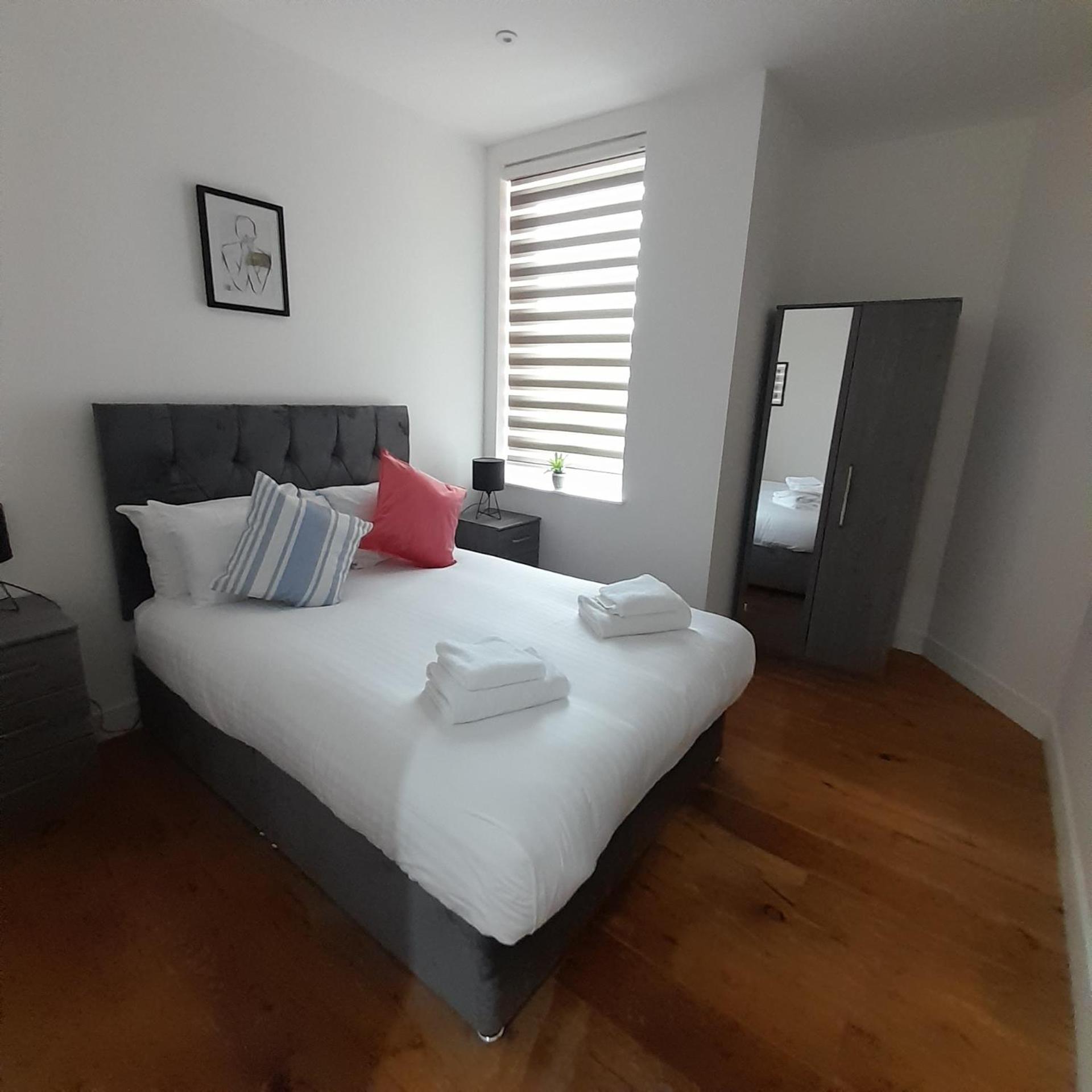 Deluxe Chic 1 2 Bed Apts Near Heathrow Legoland Windsor Slough Villa Exteriör bild