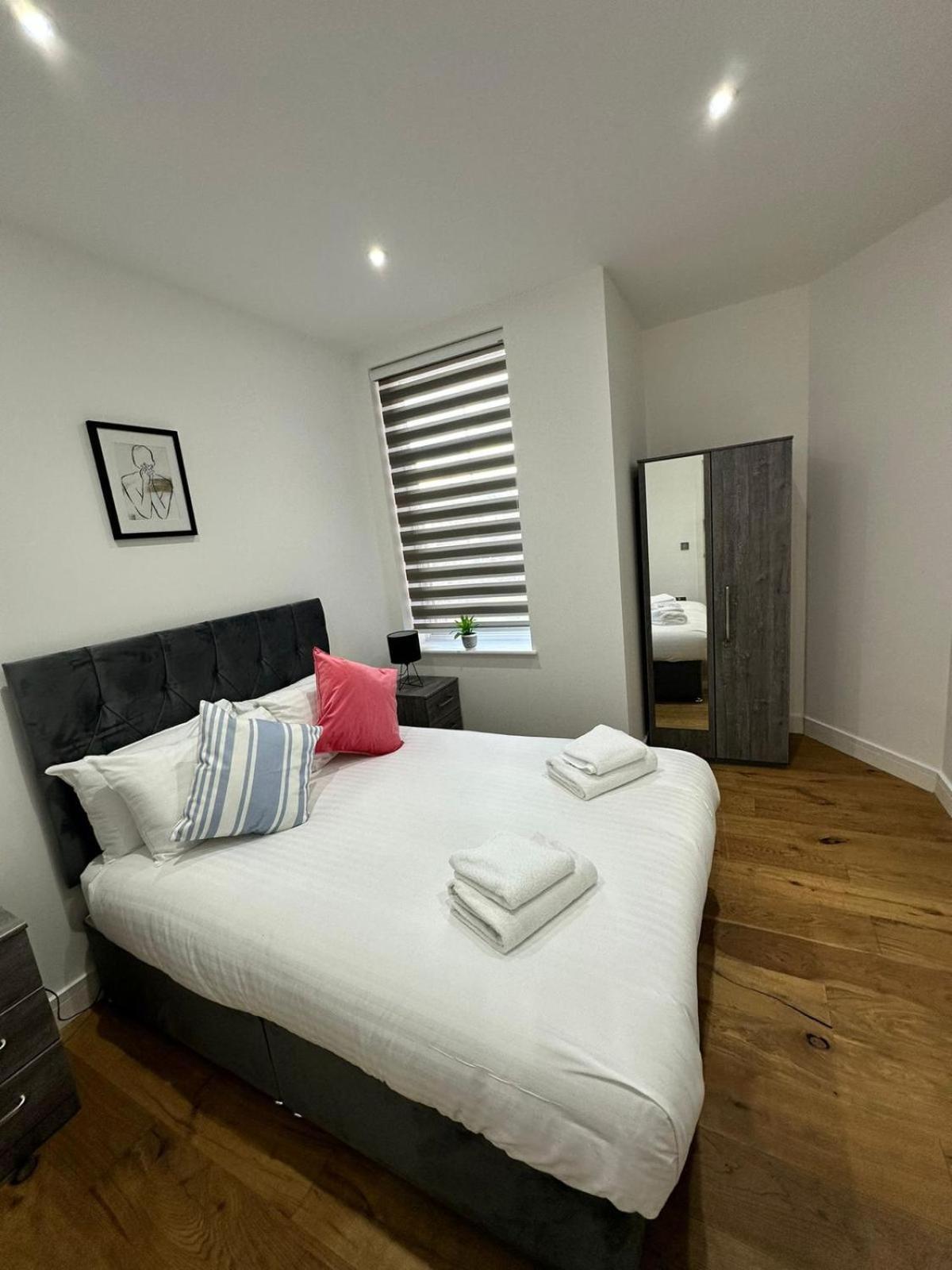 Deluxe Chic 1 2 Bed Apts Near Heathrow Legoland Windsor Slough Villa Exteriör bild