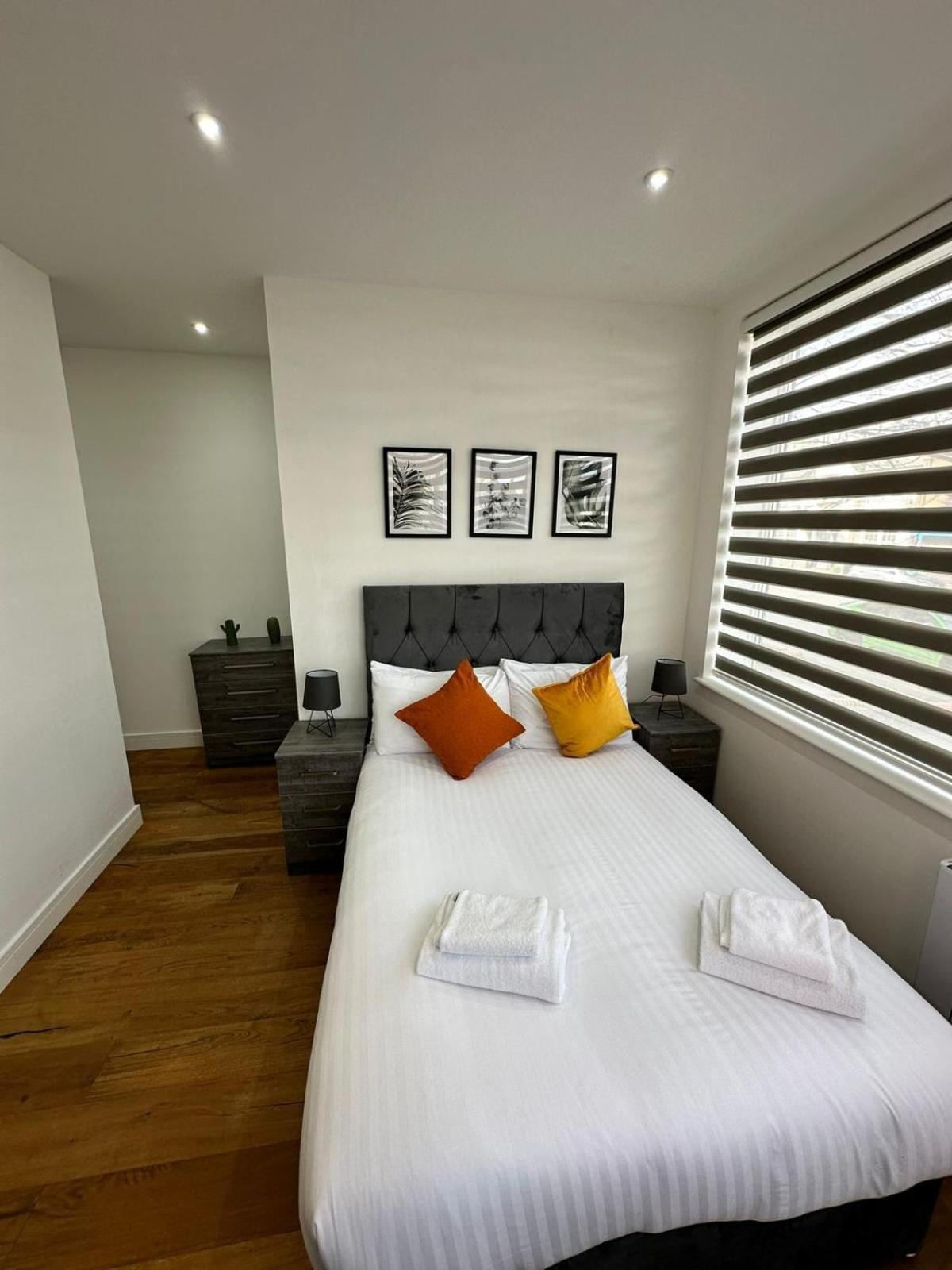 Deluxe Chic 1 2 Bed Apts Near Heathrow Legoland Windsor Slough Villa Exteriör bild