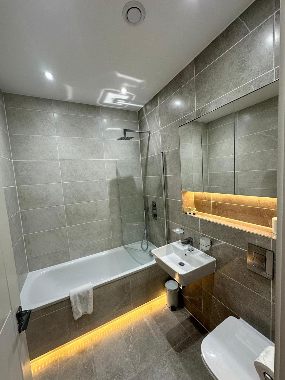 Deluxe Chic 1 2 Bed Apts Near Heathrow Legoland Windsor Slough Villa Exteriör bild